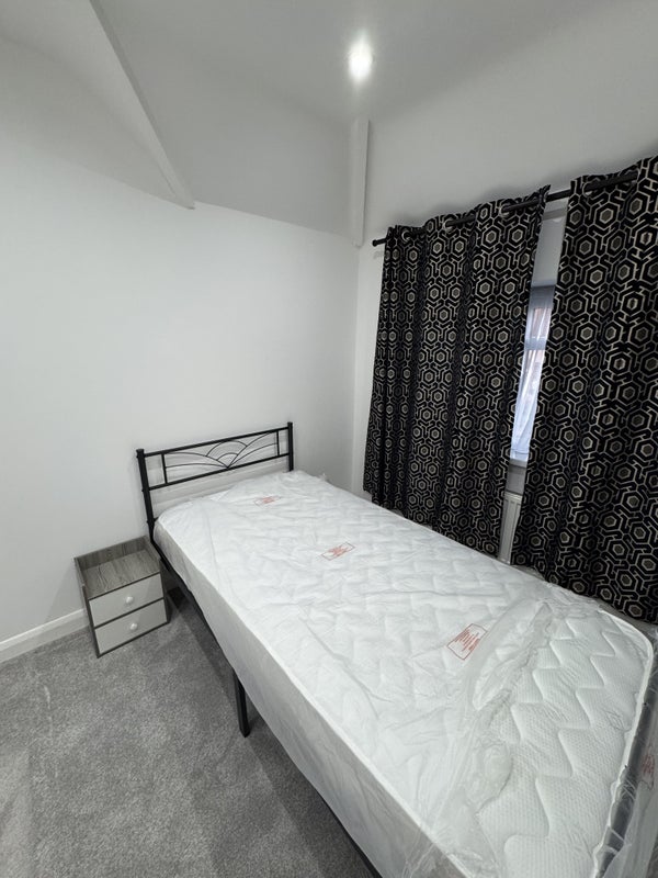 Photo 1: Double bedroom