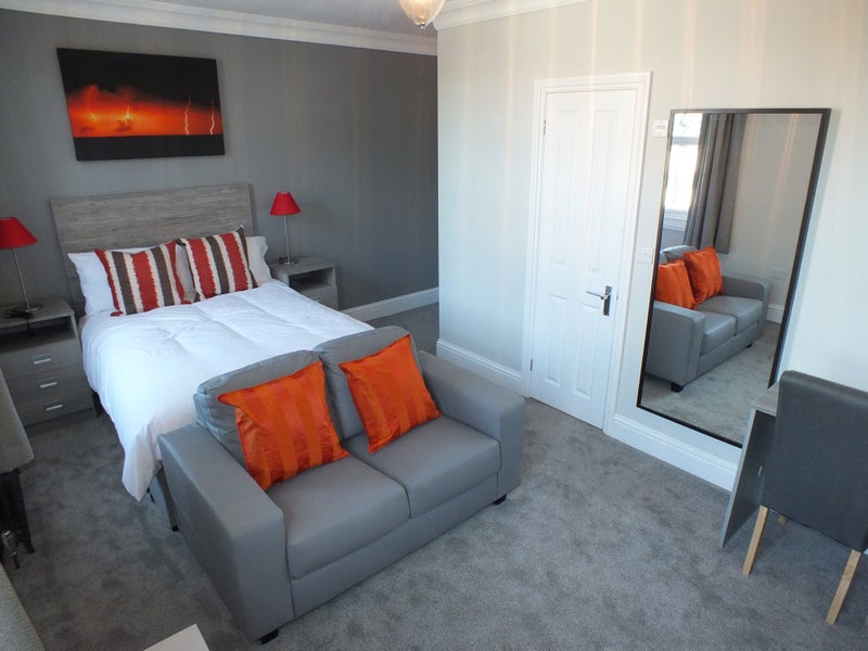 Photo 1: Room 4 (available 26/08)