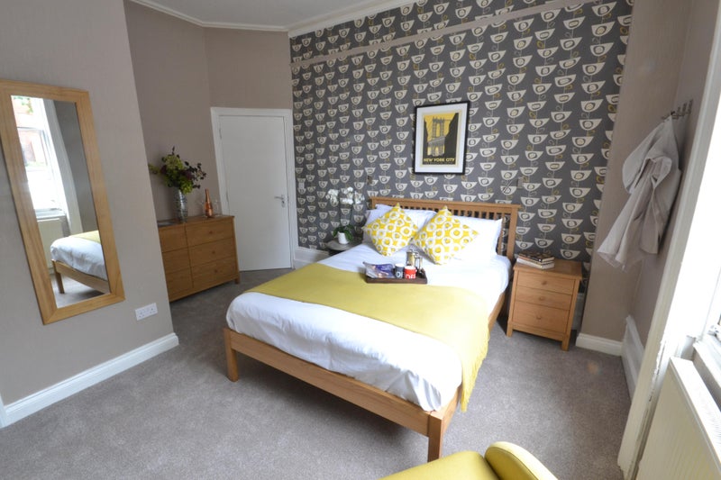 Photo 1: Room 4 (available 21/08)