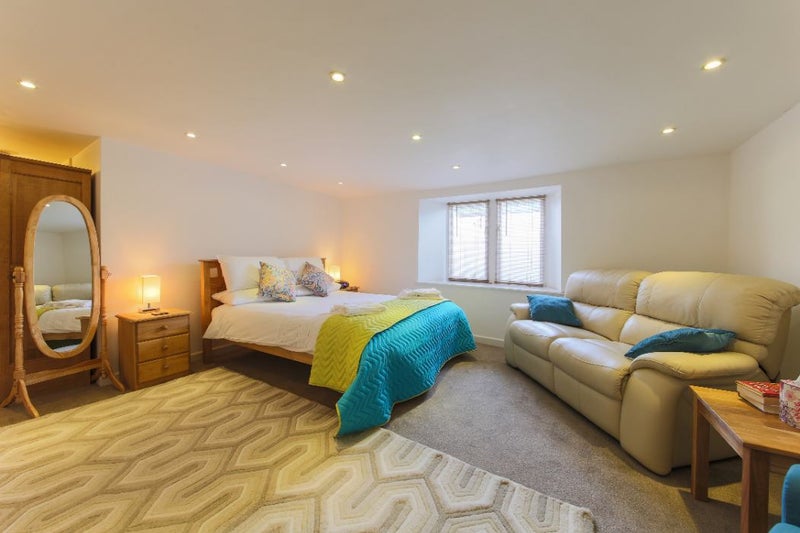 Photo 1: Ensuite Room