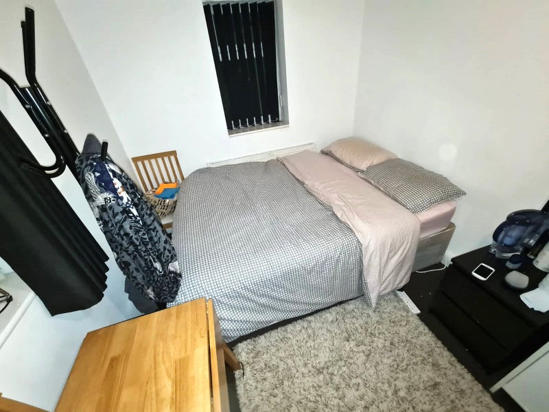 Photo 1: Bedroom / Double bed / Mattress / Side table