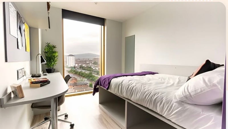 Photo 1: Modern en suite (Mountain View block) 