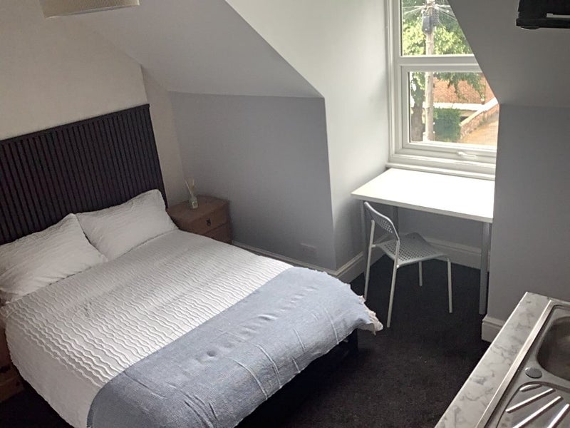 Photo 1: Room8