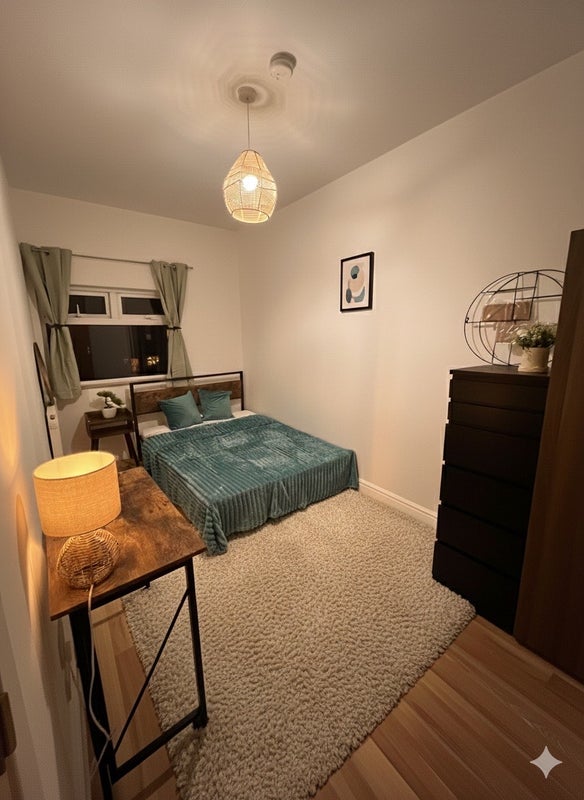 Photo 1: First floor rear double room