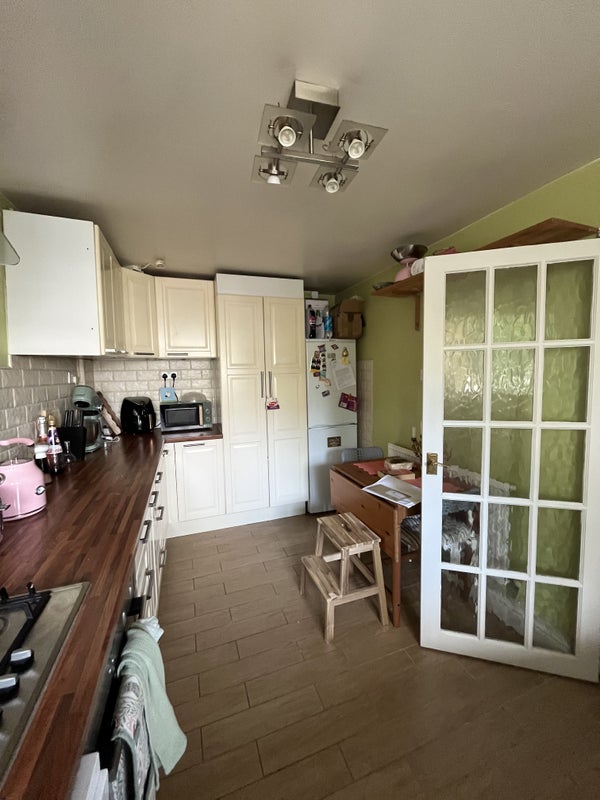 Photo 1: Kitchen 