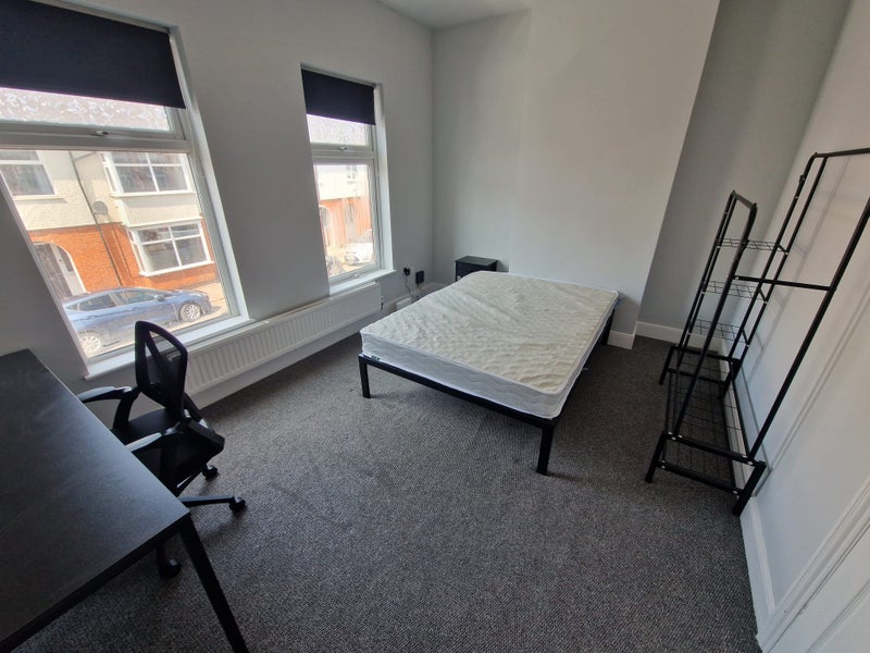 Photo 1: Bedroom 4
