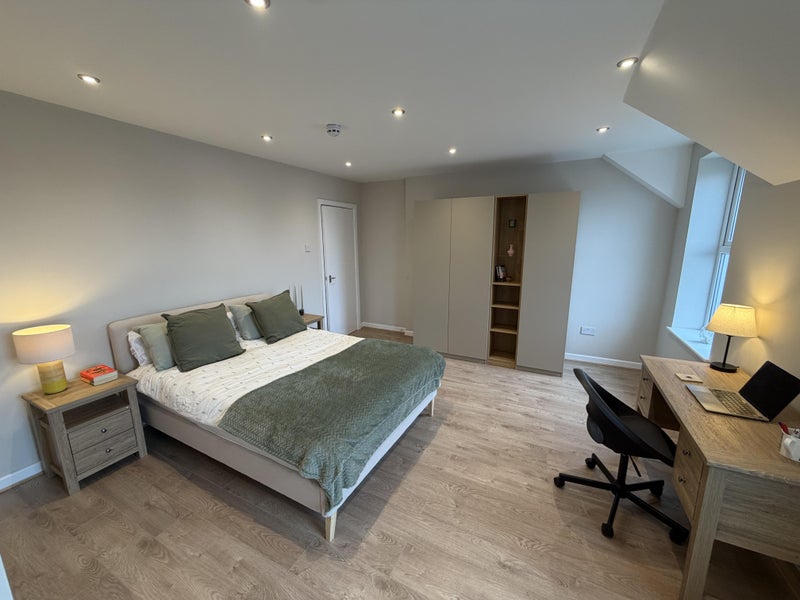 Photo 1: Bedroom