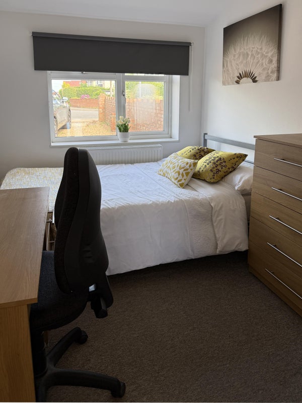 Photo 1: Double bedded bedroom