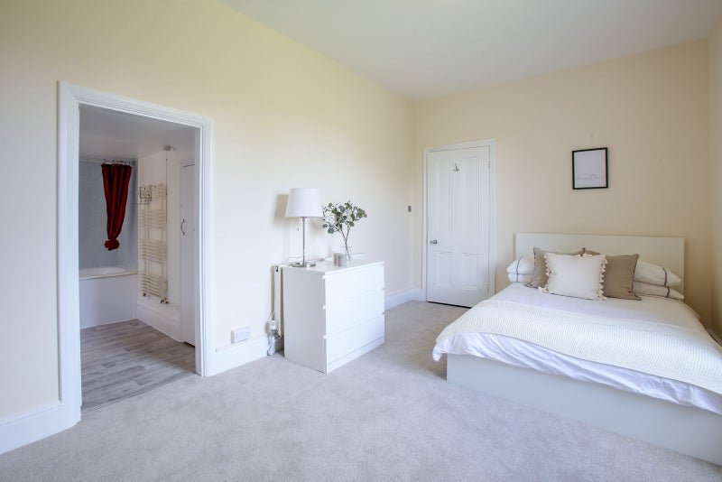 Photo 1: Spacious, bright en-suite double room with high ceilings and plenty of natural light.