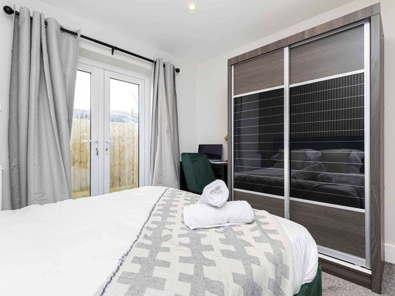 Photo 1: Bedroom 4