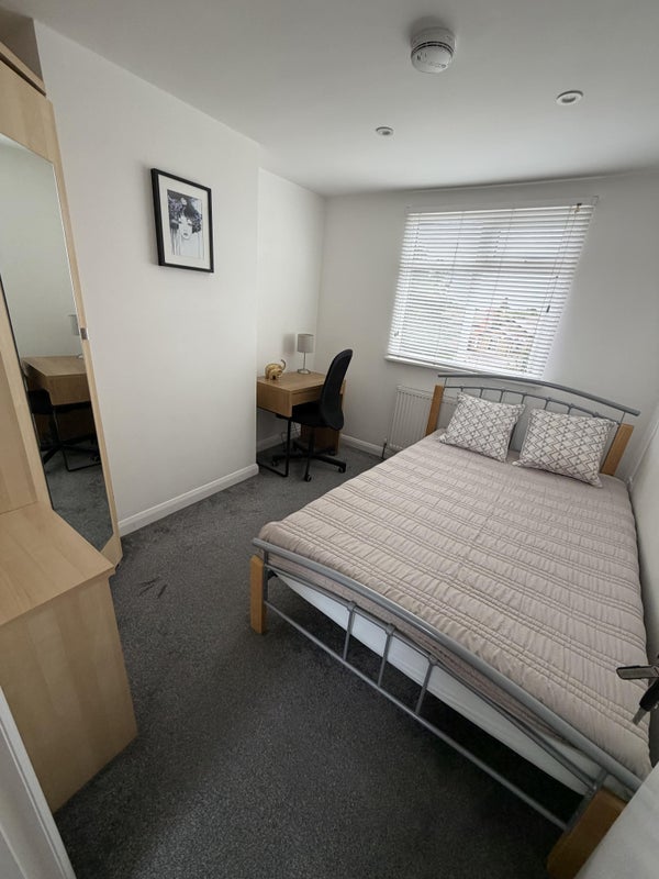 Photo 1: Room 5