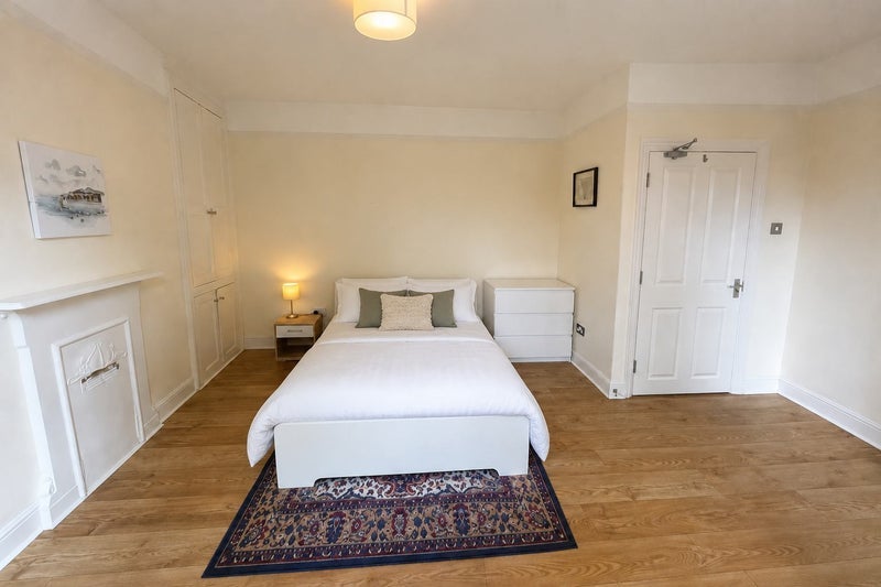 Photo 1: Spacious room, fully furnished, with ample storage space