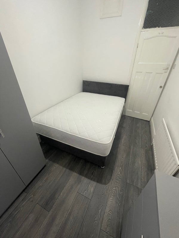 Photo 1: Room 1