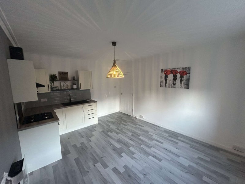 Photo 1: Kitchen/livingroom 