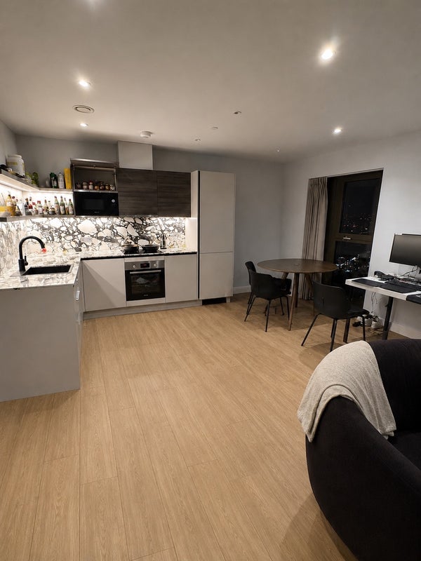 Photo 1: livingroom