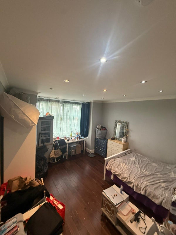 Photo 1: Room 1- £800 Available 01/08/2026
