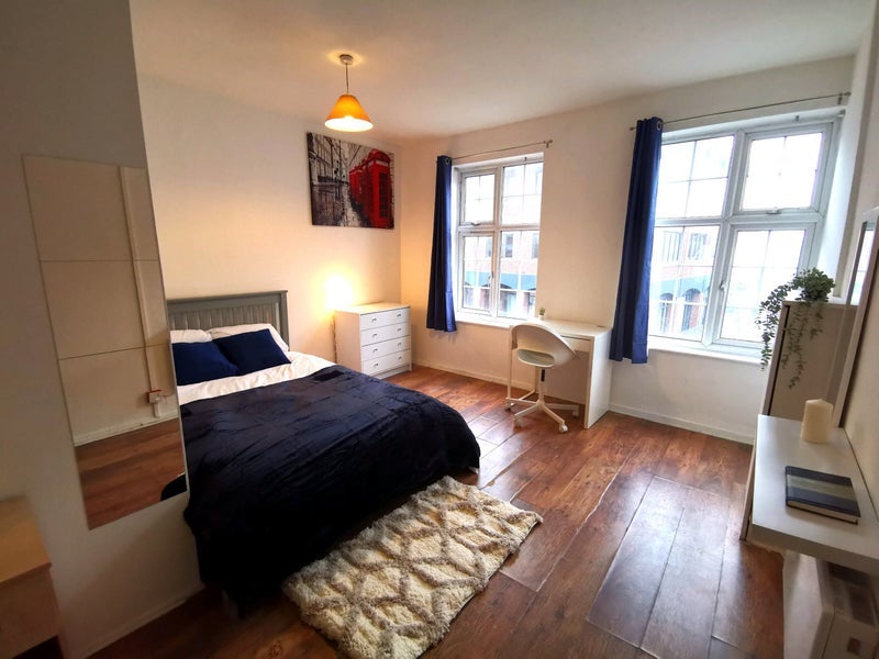 Photo 1: Bedroom
