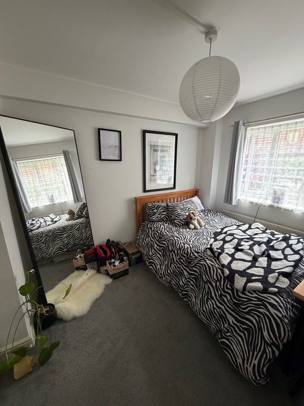 Photo 1: Cute & cozy bedroom w/ a double bed :)