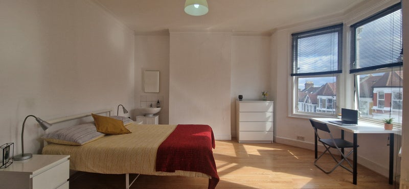 Photo 1: Double Room £980 pcm, not suitable for couples