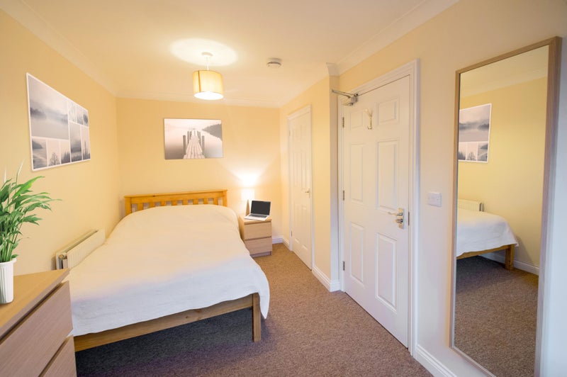 Photo 1: Bedroom