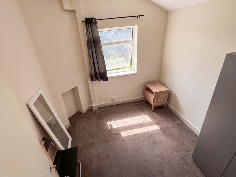 Photo 1: Bedroom