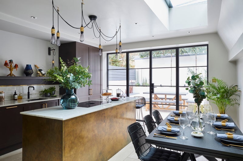 Photo 1: Kitchen / dining room