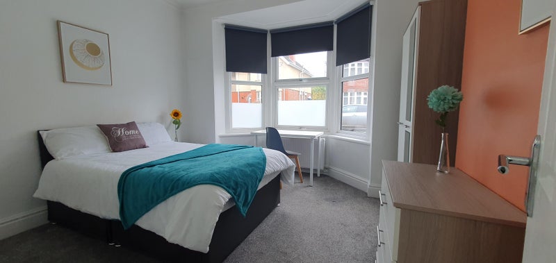 Photo 1: Spacious en-suite room, available early Aug 2026