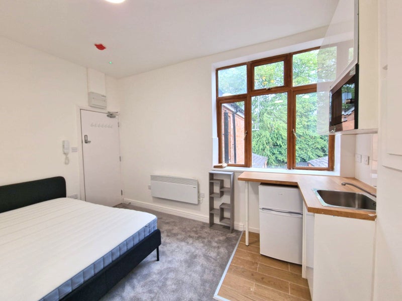 Photo 1: Studio C En Suite