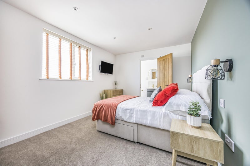Photo 1: ROOM 7 WITH ENSUITE - £750