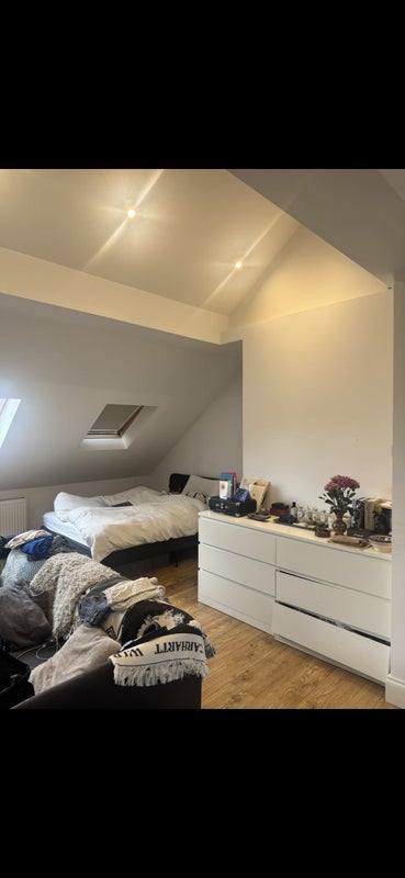 Photo 1: bedroom 