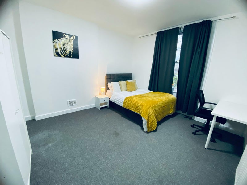 Photo 1: Room 2 Available