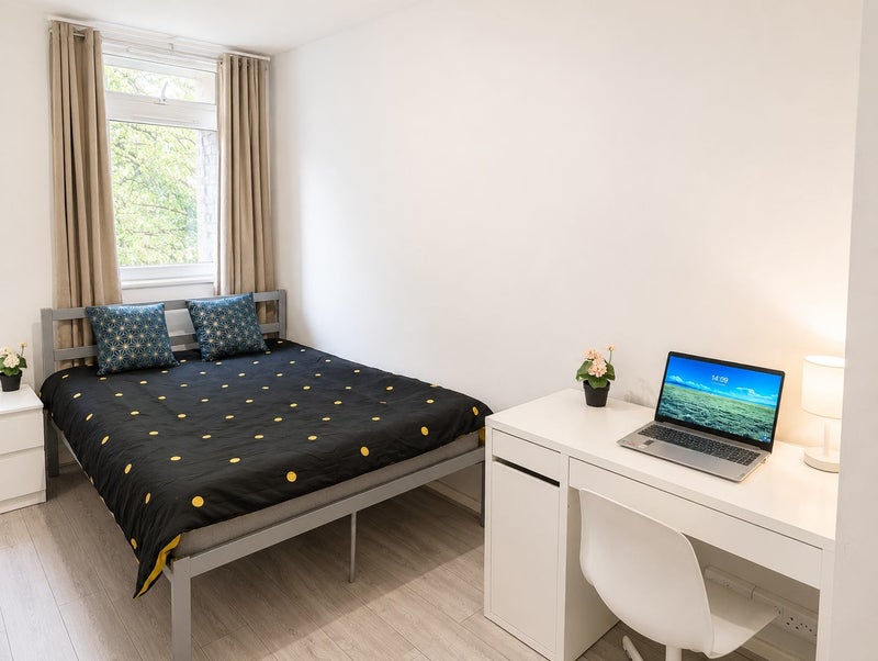 Photo 1: Bedroom 3