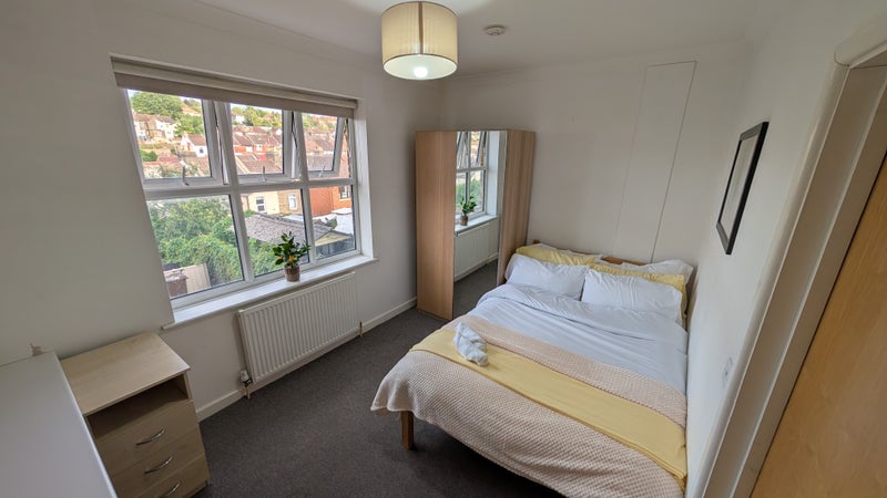 Photo 1: Double room 1 - £165PW/£715PCM