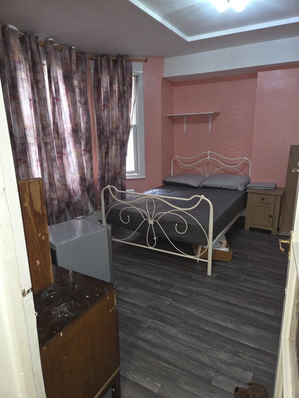 Photo 1: Spacious double bedroom 