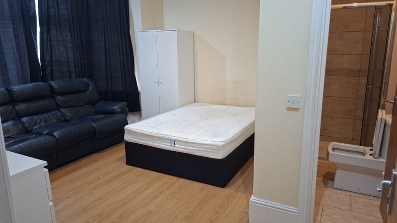 Photo 1: Room 1 - en-suite