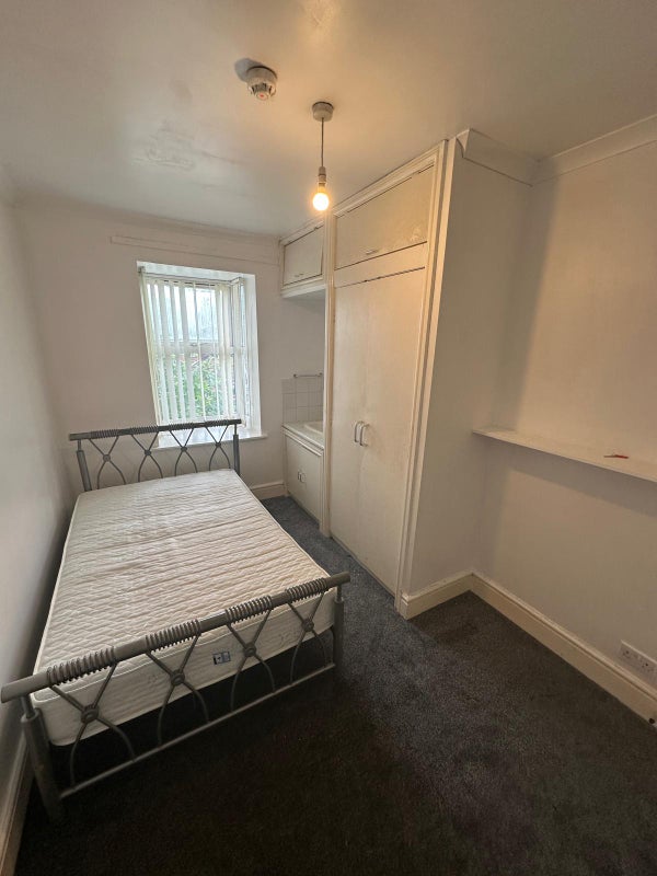 Photo 1: Double Bedroom