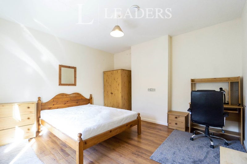 Photo 1: Room 1 - Available 21st August