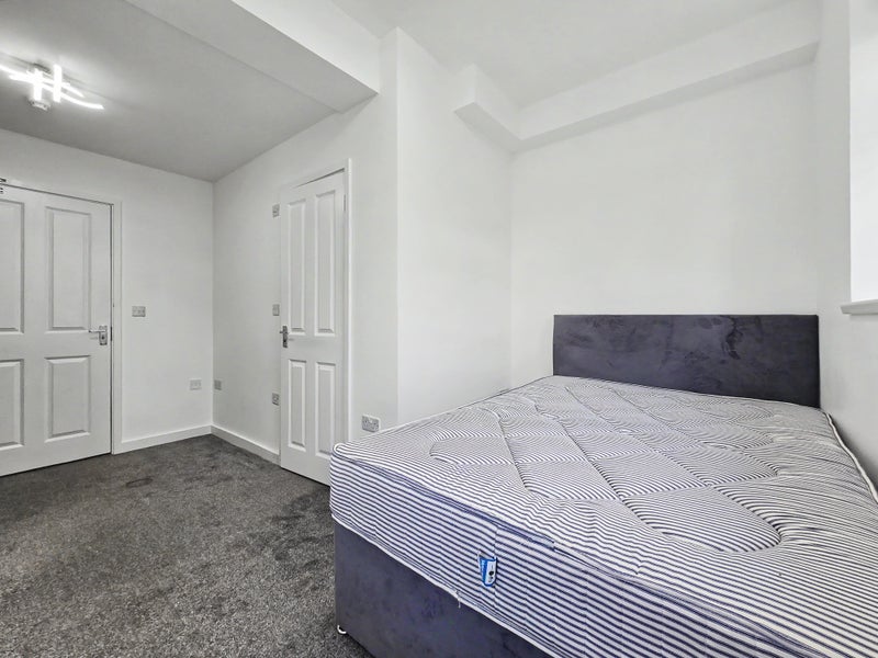 Photo 1: 33B - Room 4 