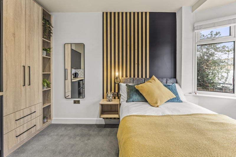Photo 1: Room 5