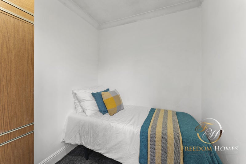 Photo 1: Room 6