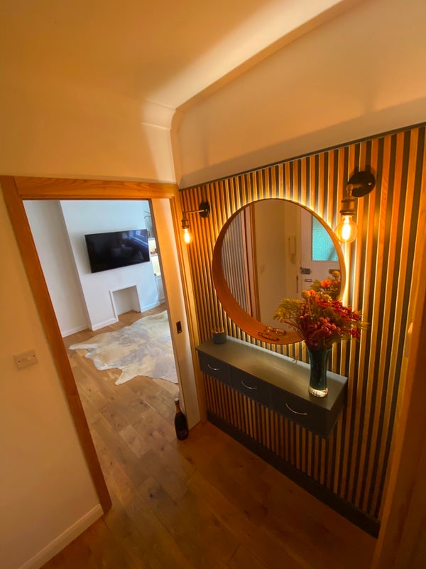 Photo 1: Entrance lobby 