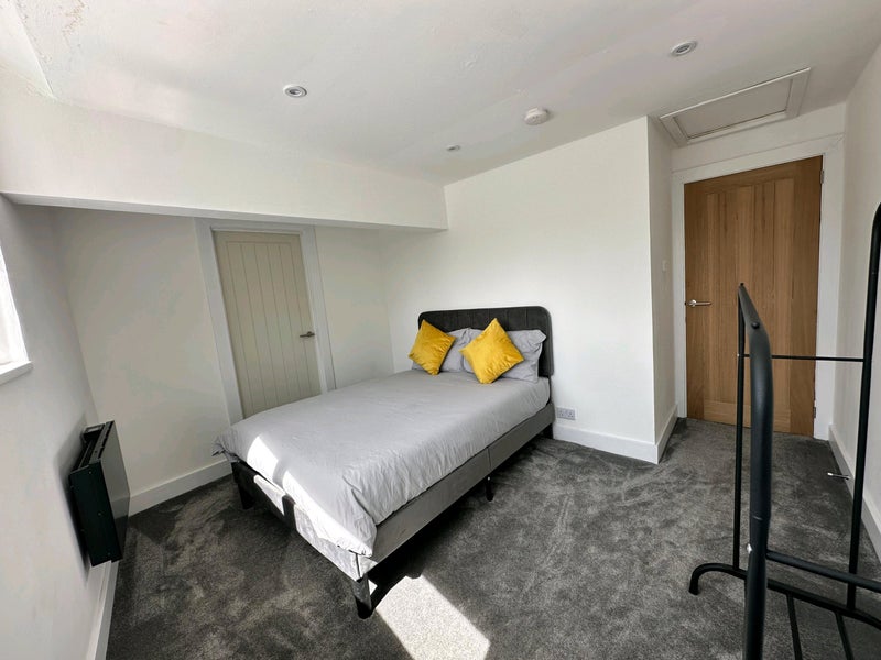 Photo 1: Room for Rent
