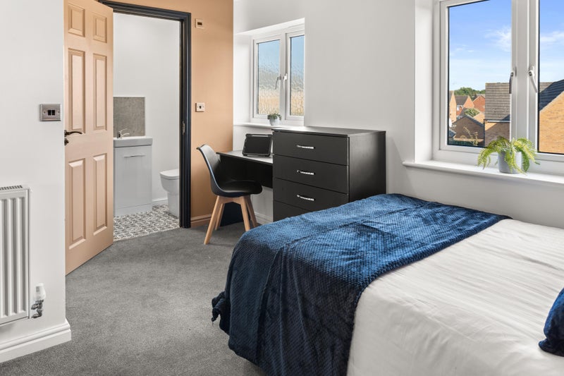 Photo 1: Room 4