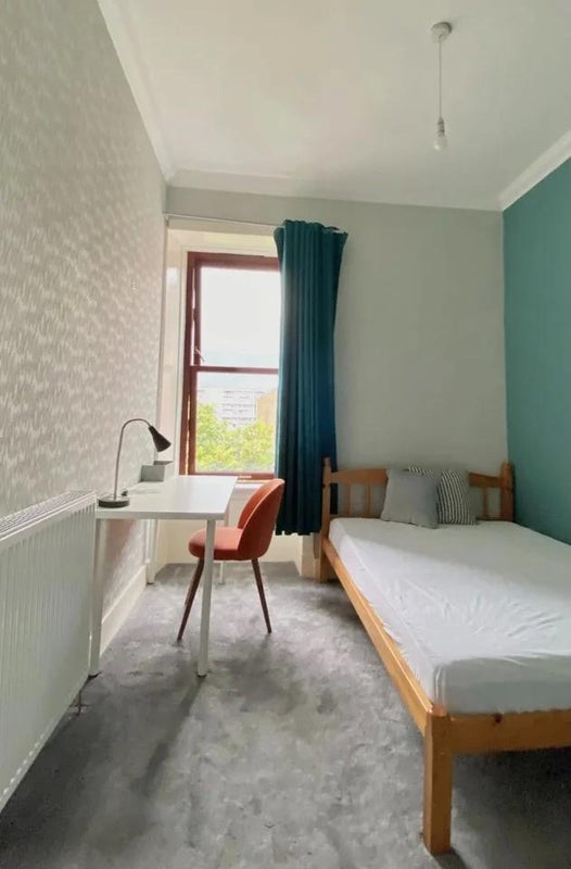 Photo 1: Bedroom 1