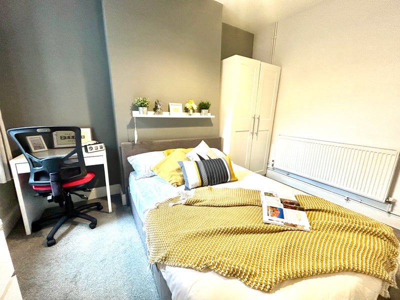 Photo 1: Room 2: Bright and spacious double room - short walk to the station