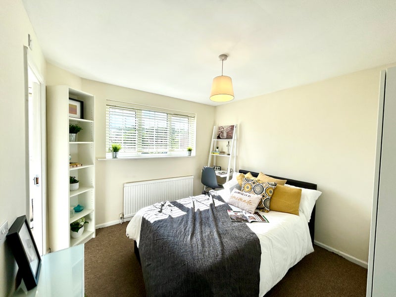Photo 1: Room 4: Spacious and light double ensuite in Tilehurst