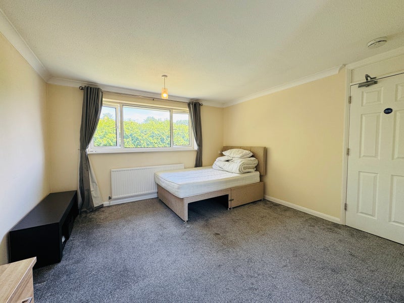 Photo 1: Room F (En-suite)