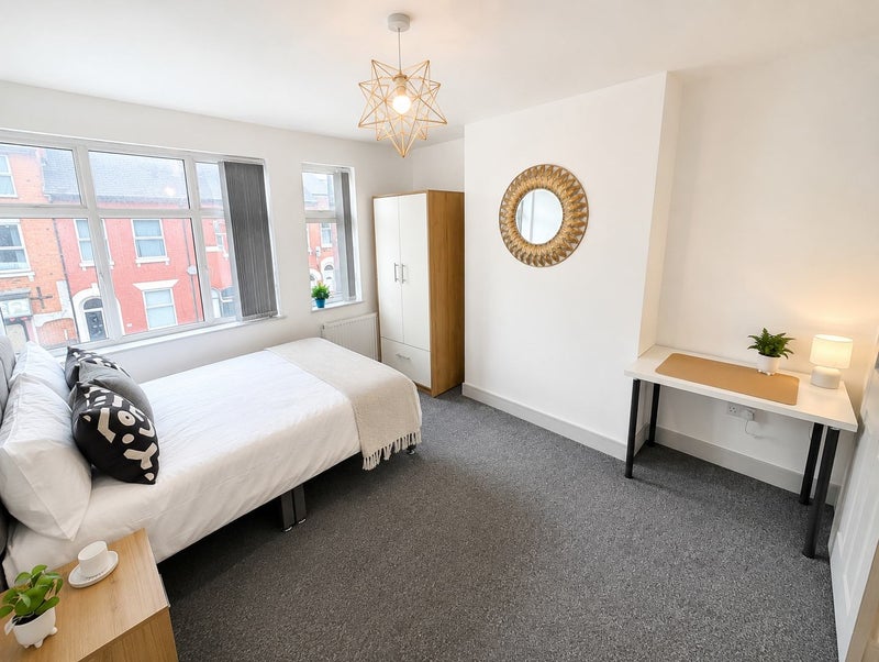 Photo 1: Studio 7 En Suite