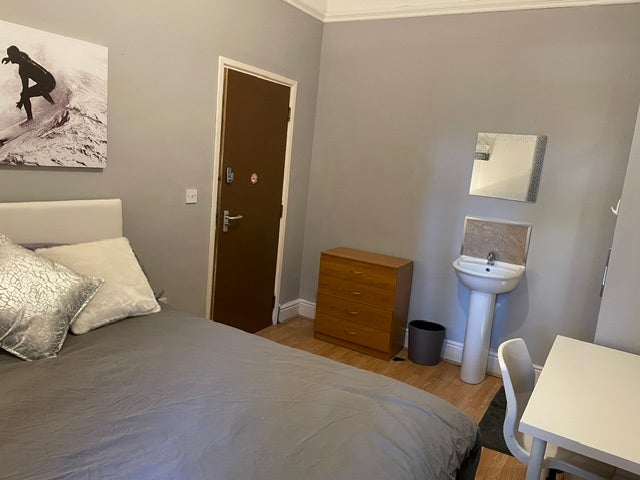 Photo 1: Room 2 pic 1
