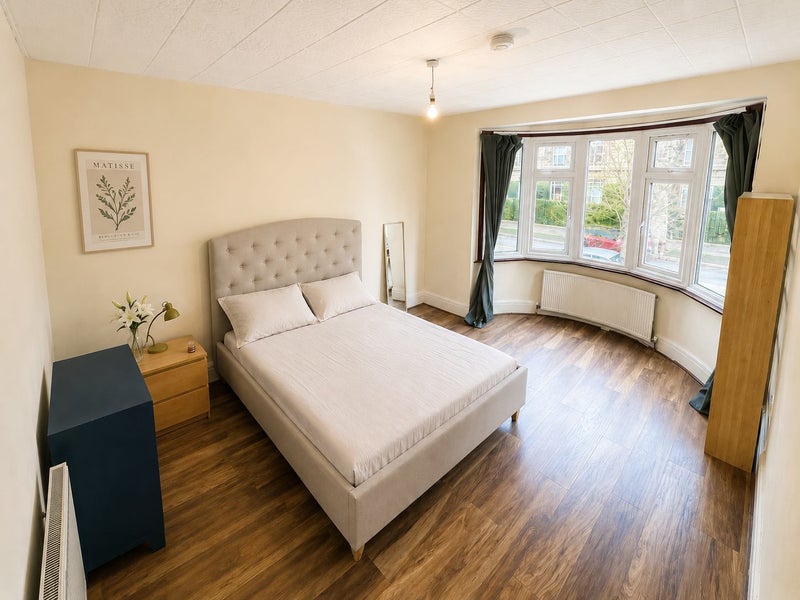 Photo 1: Double Room Bromyard Avenue View